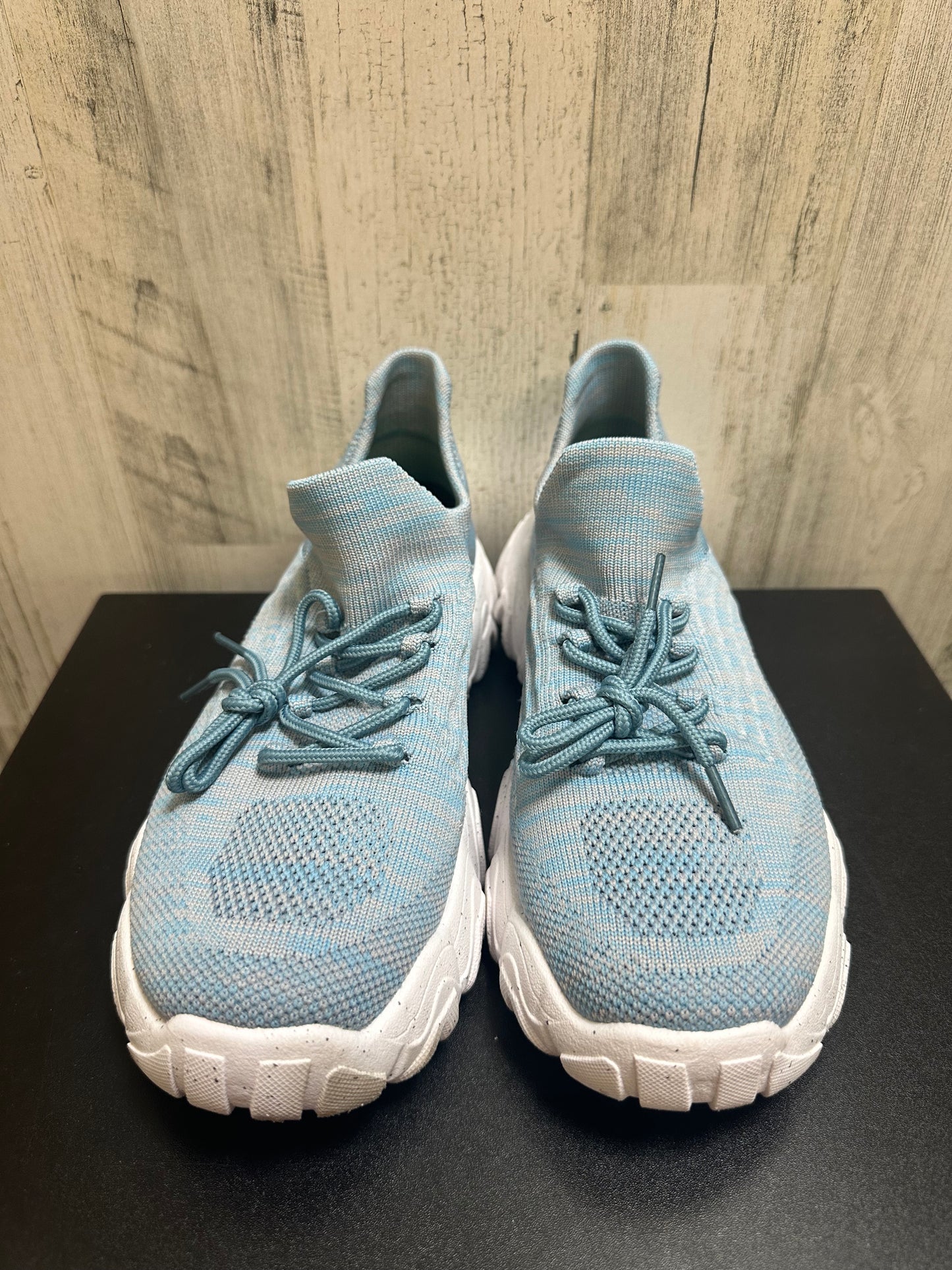 Blue Shoes Athletic Clothes Mentor, Size 9