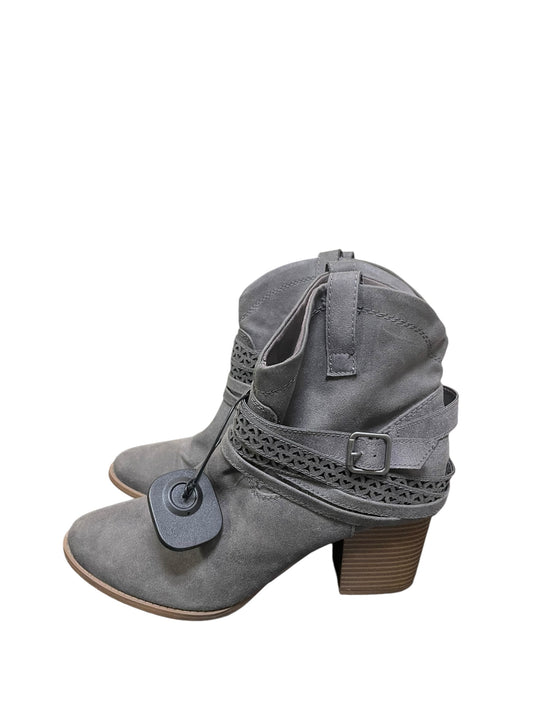 Boots Ankle Heels By Clothes Mentor In Grey, Size: 9