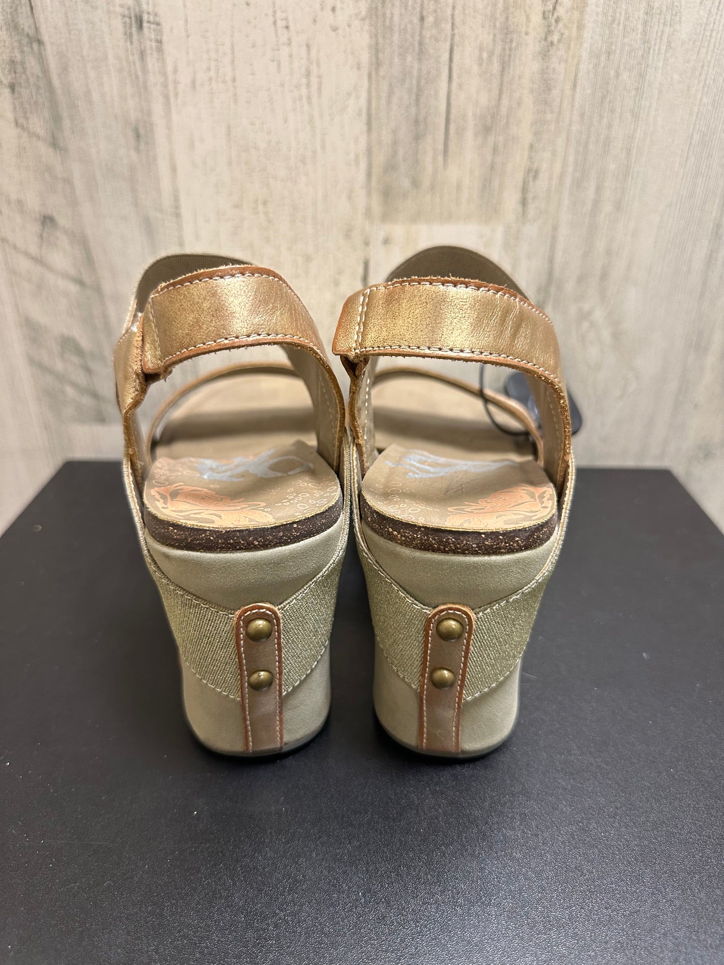 Gold Sandals Heels Block Otbt, Size 9.5