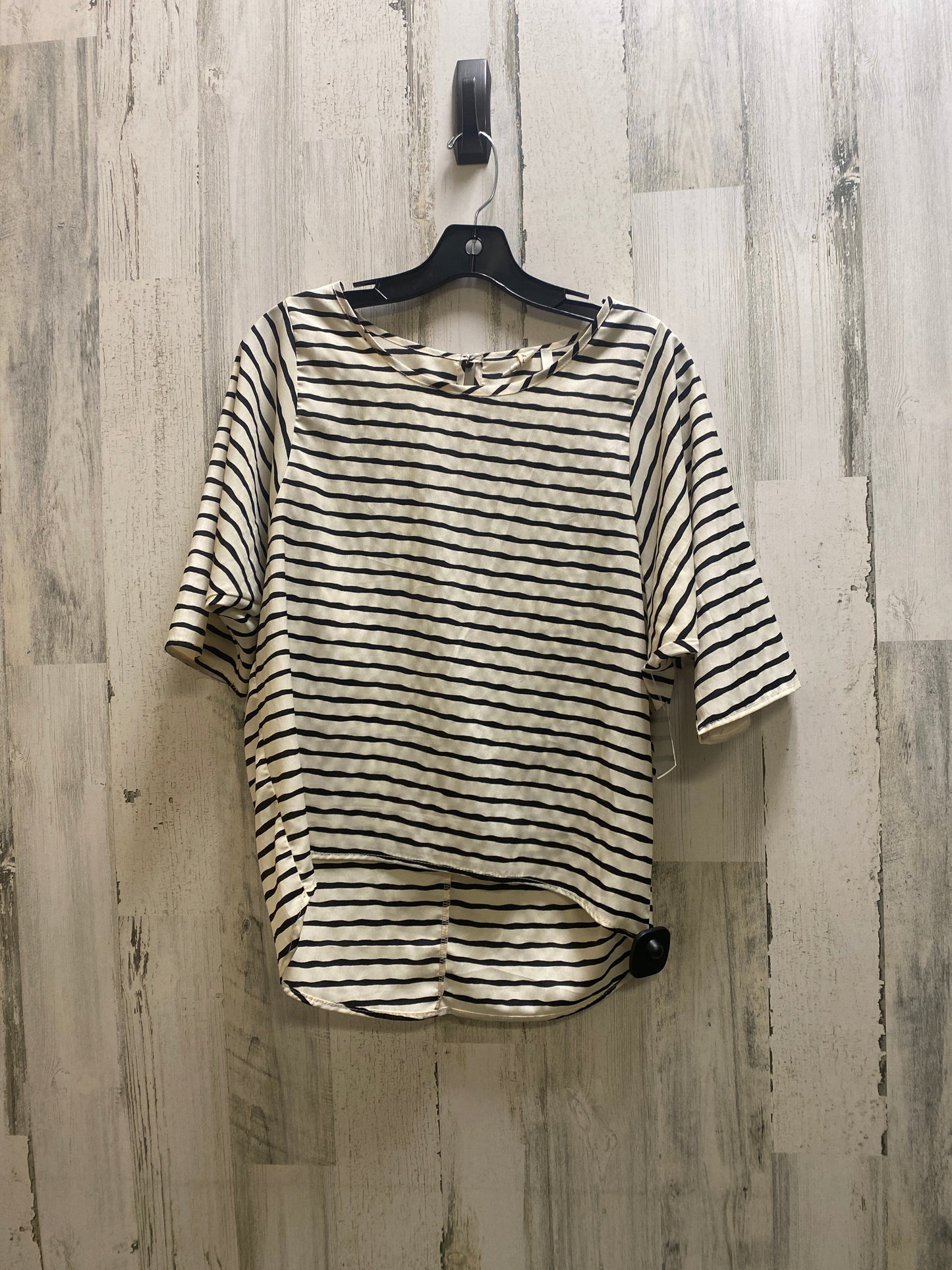 Top Short Sleeve By Clothes Mentor  Size: S